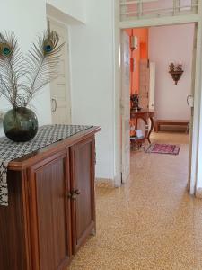 a room with a vase on top of a cabinet at Srinekatan Heritage Villa Homestay in Ahmedabad