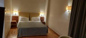 Habitación de hotel con 1 cama con 2 almohadas en Solofra Palace Hotel & Resort, en Solofra