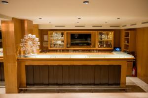 een grote bar in een ruimte met houten wanden bij Bitez Corner Boutique Hotel in Bitez