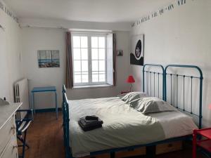 1 dormitorio con cama y ventana. en FACE A LA MER , L ARTISTE, en Ambleteuse