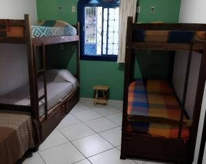 a room with two bunk beds and a window at Diamantina Ecohostel in Diamantina