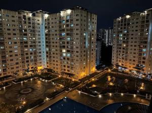 uitzicht op een stad in de nacht met hoge gebouwen bij Suriamas condominium bandar sunway in Petaling Jaya