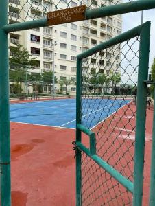 een tennisbaan met een hek en een tennisbaan bij Suriamas condominium bandar sunway in Petaling Jaya