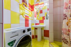 una lavatrice in bagno con lavandino di Hostel Vokzalnaya a Kiev