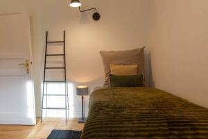 a bedroom with a bed and two ladders at N3 Quartier in Kall