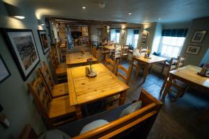 uma vista sobre um restaurante com mesas e cadeiras de madeira em The Mardale Inn em Penrith