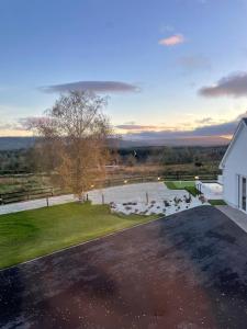 een uitzicht vanuit de lucht op een oprit met een vijver bij Guest House with hot tub - Roscommon Bank Holiday Special in Boyle