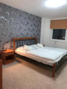 เตียงในห้องที่ Apartmán Vsetín Rokytnice