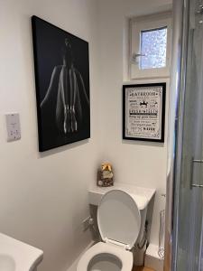 Fotografie z fotogalerie ubytování 1 Bedroom & Bathroom (No kitchen) (Garden) (Driveway) v destinaci Dorney + 24 fotografií