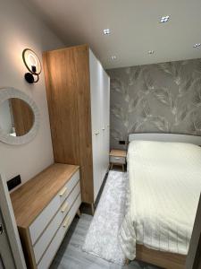 Postel nebo postele na pokoji v ubytování Christina's Stylish Stay at Leningradyan 52, Yerevan
