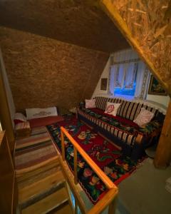 ein Wohnzimmer mit einem Sofa und einem Teppich in der Unterkunft Vikendica Amra i Indir in Travnik