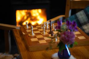 um tabuleiro de xadrez de madeira com um jogo de xadrez em The Mardale Inn em Penrith