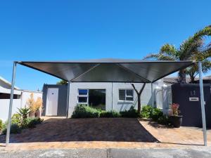 布鲁堡史特兰Mossel 11 Studio的房屋前方的黑色大篷车