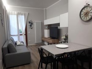 a living room with a table and a couch at Appartamento con vista mare in Cesenatico