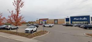 un centre commercial avec des voitures garées dans un parking dans l'établissement Modern Townhouse, Vaughan, Ontario, Canada, à Vaughan