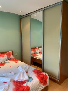 a bedroom with two beds with red roses at Apartament Crăciunița in Timişoara
