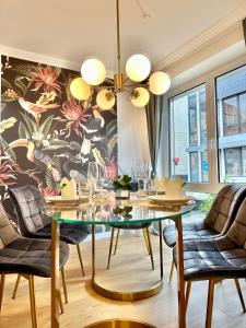 une salle à manger avec une table et des chaises dans l'établissement City-Apartment mit Dachterrasse & Massagesessel in der Fußgängerzone K4, à Oldenbourg 38 autres photos