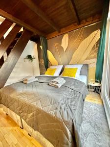 une chambre avec un grand lit dans un grenier dans l'établissement City-Apartment mit Dachterrasse & Massagesessel in der Fußgängerzone K4, à Oldenbourg