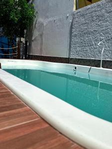 una piscina frente a un edificio en Hotel Marujo, en Morro de São Paulo