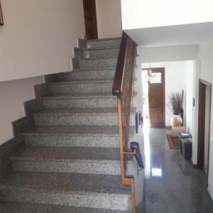 eine Wendeltreppe in einem Haus mit einer Treppe in der Unterkunft Rosa di Calabria in Bovalino Marina