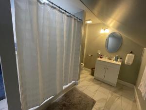 een badkamer met een douchegordijn en een wastafel bij Cape Cod Loft - Room near Liberty! in Lynchburg