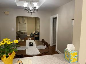 uma sala de jantar e sala de estar com mesa de jantar em Cape Cod Loft - Room near Liberty! em Lynchburg