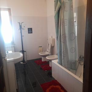 ein Badezimmer mit 2 WCs, einer Dusche und einem Waschbecken in der Unterkunft Rosa di Calabria in Bovalino Marina