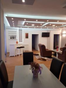 a living room with a table and chairs at Apartman Aleksandar, BN centar in Bijeljina