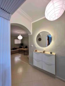 - un salon avec une table et un miroir dans l'établissement Dar R’YAH Appartement - Tamraght, Taghazout, à Agadir