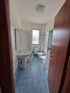 La salle de bains est pourvue d'un lavabo et de toilettes. dans l'établissement A&M Home, à Letojanni