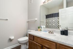 uma casa de banho com um lavatório, um WC e um espelho. em Private Room Greenwood - Shared em Greenwood