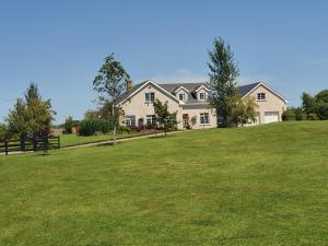 una casa en una colina con un gran patio en Adams Lodge, en Wexford