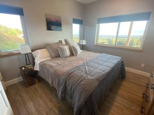 Кровать или кровати в номере Apartment, walkout basement, Central Homer, Views!