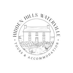 un logotipo para un taller de lana con una casa en Hidden Hills Waterville en Waterville