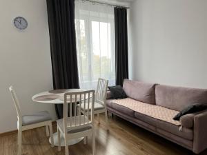 uma sala de estar com um sofá e uma mesa em Apartament rodzinny 40m2 em Pabianice