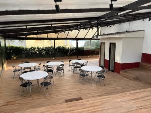 En restaurant eller et andet spisested på Cabaña Valle De La Laguna, jacuzzi y vista al Lago