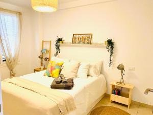 un dormitorio con una cama blanca con un bolso en Love in the Sea Viña del Mar by Deihu Experiences, en Adeje 45 fotos más