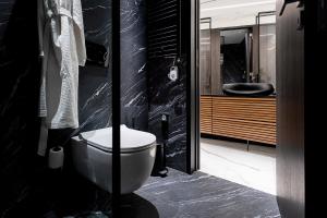 New Villa In Downtown في أثينا: حمام أسود مع مرحاض ومغسلة