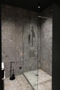 y baño con ducha y puerta de cristal. en Centrum Nice en Niza