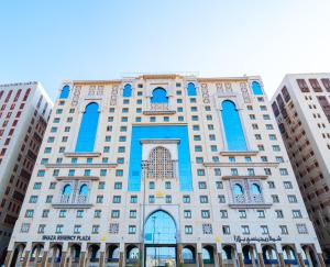 un edificio alto con pintura azul. en Shaza Regency Plaza Al Madinah, en Medina