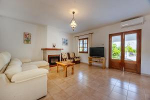 Televízia a/alebo spoločenská miestnosť v ubytovaní VILLA GREAT PARADISE + 25 fotografií