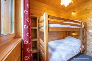 オルシエールにあるChalet de Pont-Peyron La Marmotteのログキャビン内のベッドルーム1室(二段ベッド2組付)