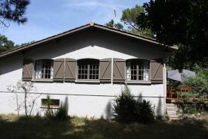 スラック・シュル・メールにあるMaison à SOULAC sur Mer avec Jardinの側面に窓がある白い家