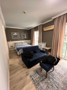 sala de estar con cama y sofá en HOTEL PERDIZES - FLAT Executivo - 1204 en São Paulo
