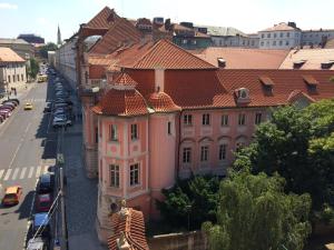 布拉格的住宿－Charles Square Hostel，城市街道上一座有红色瓦屋顶的建筑