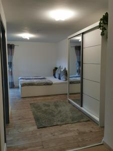 1 dormitorio con cama y espejo en Schöne Ferien- oder Monteurwohnung "Ausblick Storchennest", en Schermbeck