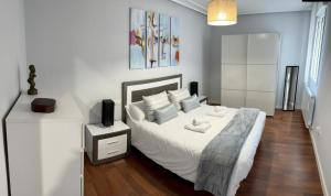 1 dormitorio con 1 cama y TV en una mesa en Apartamento La Cava, en Calahorra