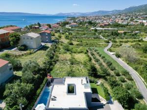 una vista aerea di una casa su strada di LIFE - NEW and LUXURY holiday house a Kaštela (Castelli)
