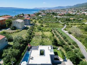 eine Luftansicht eines Hauses mit einer Straße in der Unterkunft LIFE - NEW and LUXURY holiday house in Kaštela