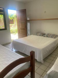 1 Schlafzimmer mit 2 Betten und einem Fenster in der Unterkunft Pousada jardim de cabo branco in João Pessoa